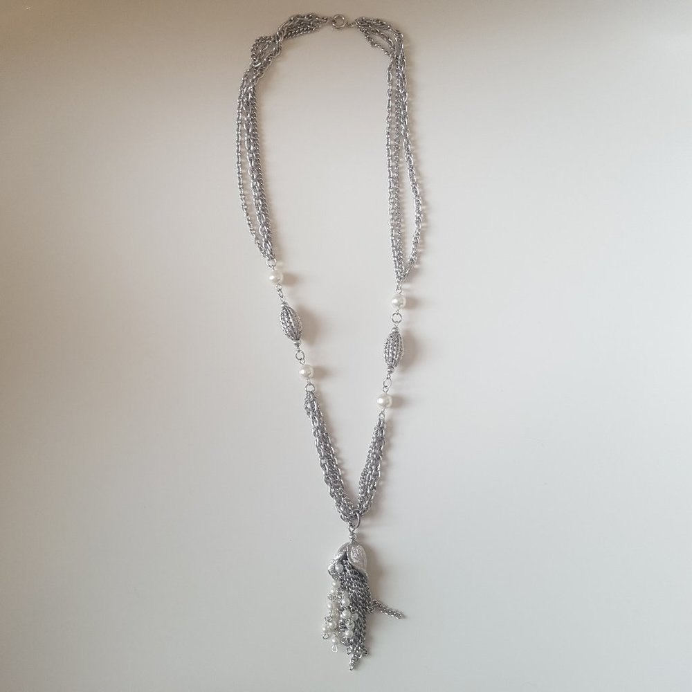 💲5️⃣ in 🛍️of3+  Silvery Flower Necklace with Faux Pearls